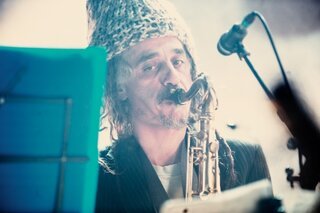La band di Dente sul palco