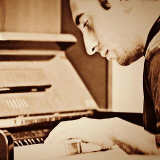 al piano