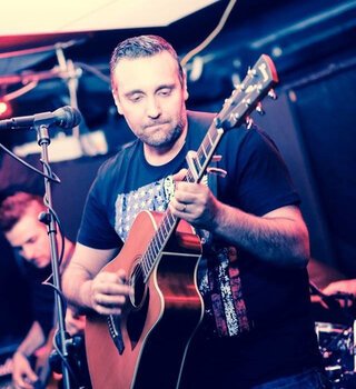 Foto-@le-chitarra-acustica-Hiroshima-640x700.jpg