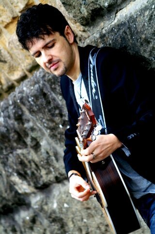 chitarra al muro