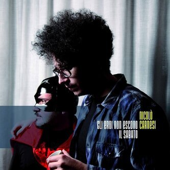 Copertina dell'album Gli eroi non escono il sabato, di Nicolò Carnesi
