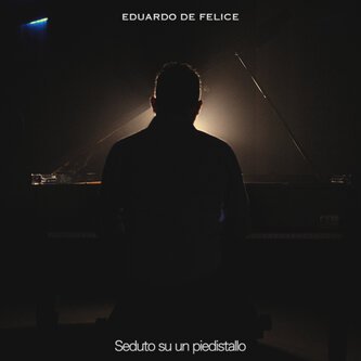 Seduto su un piedistallo