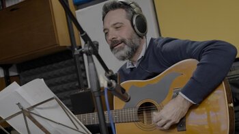 Alla chitarra acustica Ferdinando Gatti