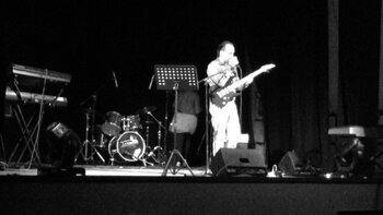 Foto durante varie esibizione con l'aiuto di vari musicisti.