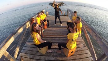 Attilio Celona e la sua calsse di cajon, sul pare di Ostia.jpg