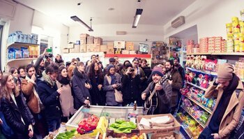 Il live di Calcutta in un piccolo alimentari etnico di Lambrate, Milano
