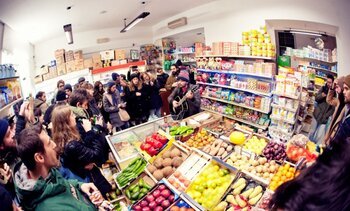 Il live di Calcutta in un piccolo alimentari etnico di Lambrate, Milano