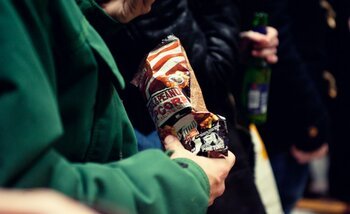Il live di Calcutta in un piccolo alimentari etnico di Lambrate, Milano
