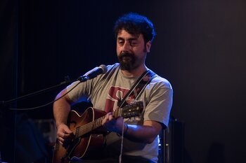 Un musicista sul palco con Margherita Vicario