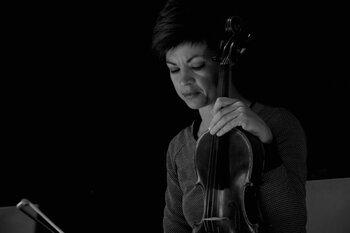 Una dei violinisti sul palco con i Be Forest