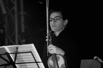 Una dei violinisti sul palco con i Be Forest