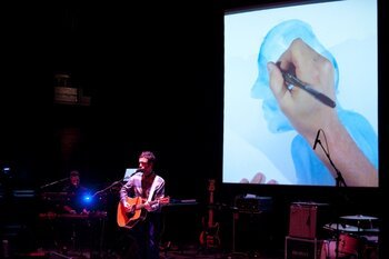 Colapesce e la mano di Baronciani sul palco