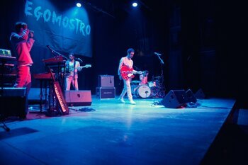 Colapesce e la band sul palco del Teatro Franco Parenti