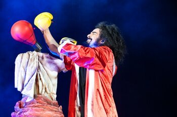 Caparezza si infila i guantoni da box