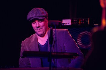 Un musicista sul palco con Bobo Rondelli