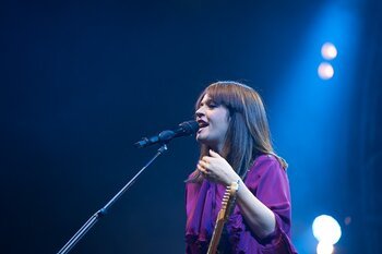 Carmen Consoli sul palco del Forum di Milano