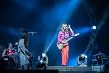 Carmen Consoli sul palco del Forum di Milano