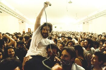 Tommaso Paradiso prima di lanciarsi sul pubblico