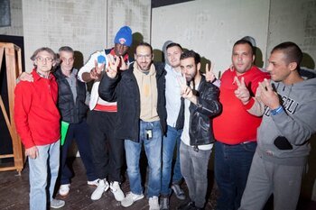 Una foto di gruppo di Colapesce con i carcerati