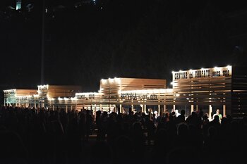 Il saloon allestito per il concerto