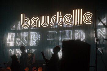 L'insegna in stile Pulp dei Baustelle