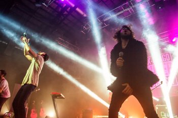 Il cantante dei Canova sul palco con gli Ex Otago