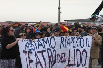 parata per la riapertura del teatro_ph matteo abati.jpg