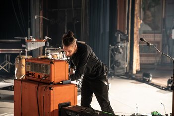 Alessio Pasquazi, backliner. Concerto di Carmen Consoli - Teatro Lyrick di Assisi - foto di Luca Brunetti