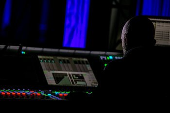Fabio Lecce, fonico di palco. Concerto di Carmen Consoli - Teatro Lyrick di Assisi - foto di Luca Brunetti