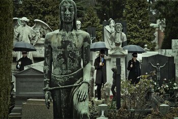 I Baustelle nel cimitero monumentale di Milano