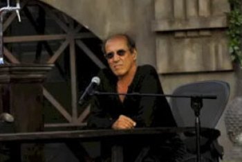 Adriano Celentano sostiene Beppe Grillo e il Movimento 5 Stelle con una canzone