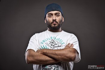 Outsider. Un termine che potrebbe essere facilmente affiancato al nome di EGreen. Del resto è lui il primo a prendere le distanze da una certa fetta della scena italiana. E pure da quell'altra fetta. Nel nuovo album, “Il Cuore e la Fame”, ne ha praticamente per tutti. L'intervista di Enrico Piazza.