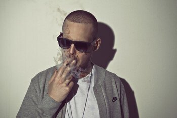 Tanta Roba Records, l'etichetta fondata da Gué e dj Harsh, sulla carta partiva già molto bene, ma nella pratica si è rivelata ancora meglio del previsto, rivelandosi una delle poche realtà ad alto livello realmente devote al rap duro e puro. Dopo la separazione consensuale con Fedez, primo artista a