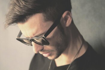 Facile: abbiamo fatto chiacchierare il nome che ci aveva più colpiti l'estate scorsa, e ormai mezza italia se ne è accorta, con quello che ci è riuscito quest'anno. Una lunga intervista dove dove si parla di musica, di scarpe, di stronzate, di tipe, di rap italiano e di obiettivi da raggiungere. Mec