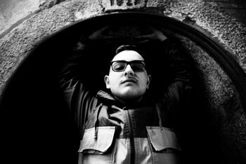 11 anni di rap per 18 anni di vita. Rocco Hunt ha pubblicato il suo nuovo album - ed è solo uno street album, figuriamoci quando farà quello ufficiale - ed ha dimostrato di essere una spanna sopra a molti rapper decisamente più vecchi di lui. Francesco Fusaro l'ha intervistato.