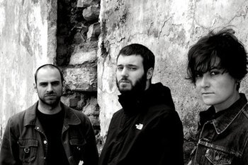 Sembra che vogliano far di tutto per non farsi notare: non fanno concerti per scelta, non collaborano con nessuno nemmeno per le grafiche dei dischi, figuriamoci un produttore. Li ha notati la Sub Pop però, e da qui in avanti è tutto da vedere. Con la scoperta in più che sotto tutto quel rumore, in