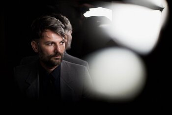 Mauro Remiddi ha lasciato l'Italia dal 2002, prima Londra e poi New York. Nel mezzo ci sono state tante esperienze musicali diverse - tra cui un David di Donatello, un musical una band di buskers, un gruppo indie - e solo ora, a 40 anni ha iniziato a fare dischi seriamente. Non poca roba quindi, e l
