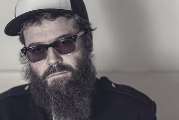 Dal pianobar futuristico al freejazz cantautorale, i Saluti da Saturno continuano a portare in giro la loro musica fuori dal tempo. Per trovare qualche coordinata, abbiamo intervistato Mirco Mariani.