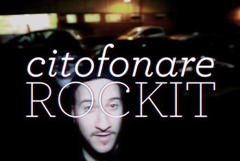 Tayone ha suonato per noi nel salottino della redazione di rockit