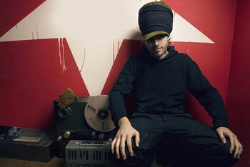 Ha curato gli ultimi due album dei Tre Allegri Ragazzi Morti, ma soprattutto, è produttore di punta per il reggae in Italia. Paolo Baldini è un personaggio affascinante, capace di tenerti per ore a raccontarti di un suono e della storia che quel suono ha alle spalle. Si parla di reggae e di tutte le