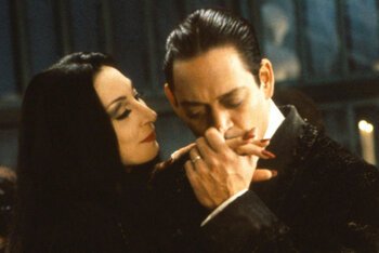 Elio e Geppi Cucciari impegnati nell'adattamenteo del musical di Broadway sulla Famiglia Addams