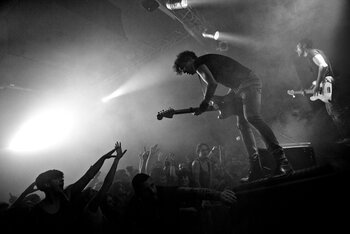 La data zero del nuovo tour degli Zen Circus "Canzoni contro la natura", con gli intermezzi di Lercio a tutto punk e sudore
