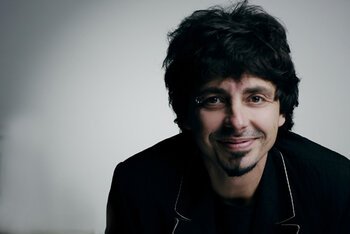 Se non era per Sanremo avrebbe smesso, dice. Un paio di mesi e si sarebbe messo a cercar un altro lavoro. Riccardo Sinigallia si lascia andare in una lunga chiacchierata: dai Tiromancino a Cara Valentina, Drake e James Blake. L'intervista di Sandro Giorello.