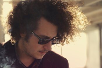 In un periodo in cui sappiamo tutto nell'istante in cui succede e l'America è così vicina da non bastarci più, l'unico modo per scappare è guardare alle stelle e provare a raggiungerle. Marco Villa intervista Nicolò Carnesi dopo l'uscita del suo secondo album "Ho una galassia nell'armadio"
