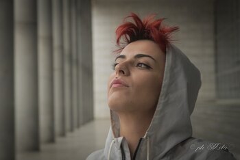 Loop Loona racconta "Senza fine", un disco incazzato, coi beat tagliati con l'accetta. E dice la sua su certe etichette come "rap femminile"
