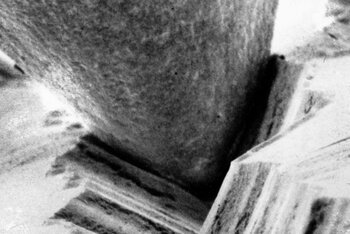 L'ingrandimento di una puntina che solca il giradischi