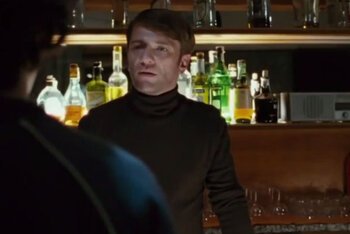 Pierpaolo Capovilla nei panni di un barista in "I primi della lista"