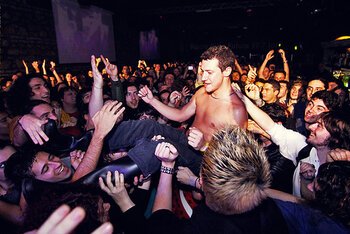 Ministri Fast Animals stage diving morto pericoloso concerti