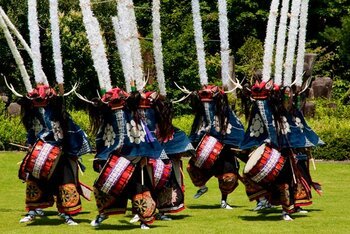 Un gruppo di shishi-odori danzano