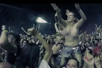 Vasco Rossi topless ragazza pubblico censura